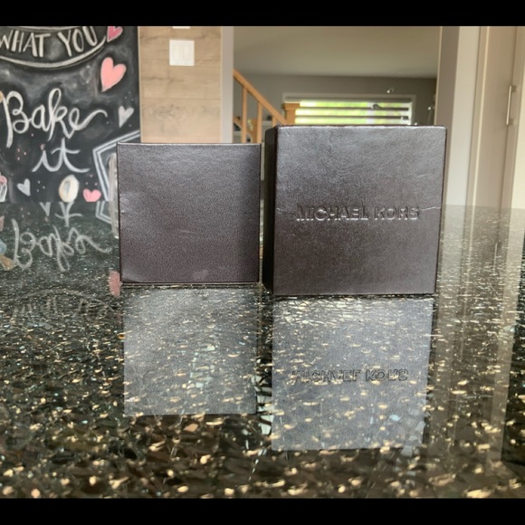 Authentic micheal kors watch ! - Picture 11 of 13